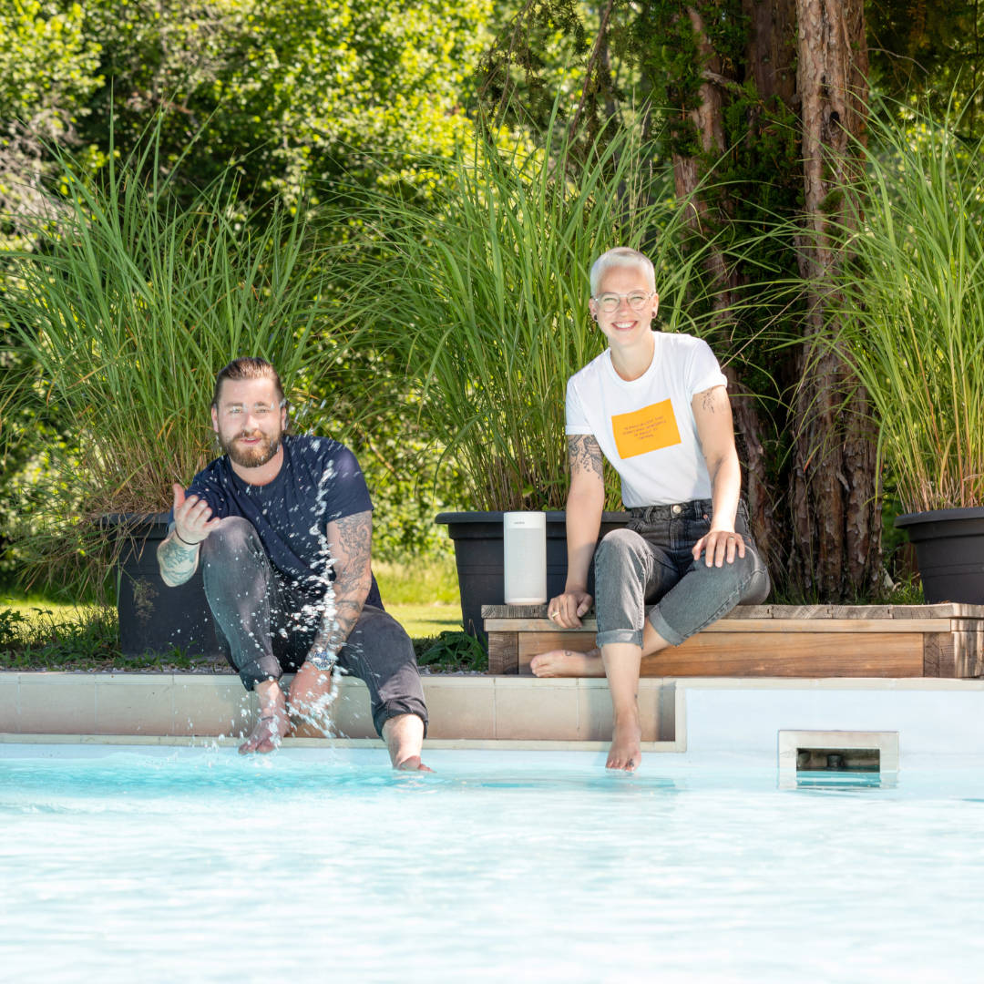 Revox-markenbotschafter-revox_family-baschi-stefanie_heinzmann-STUDIOART-brand_ambassador-pool